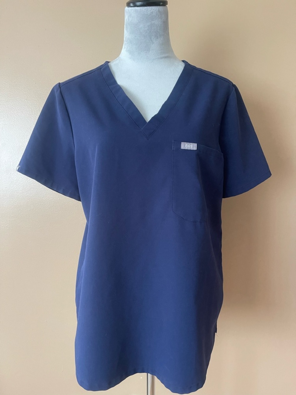 FIGS women’s Navy V-Neck Medical Scrub Top size large